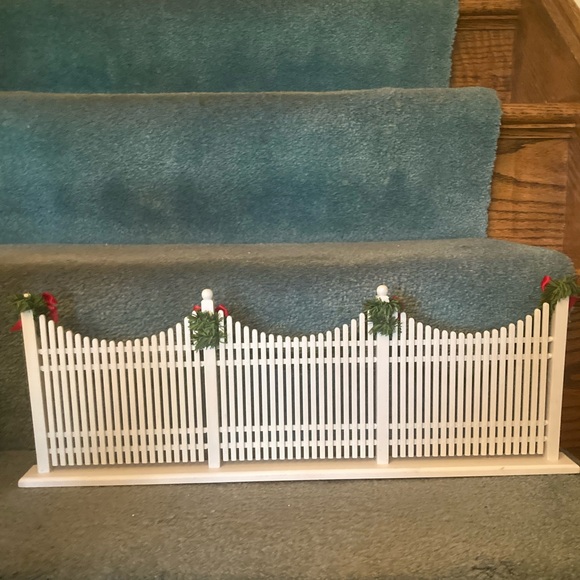 Vintage Byer’s Choice Picket Fence with garland 20”x 7” Great background display - Picture 5 of 6